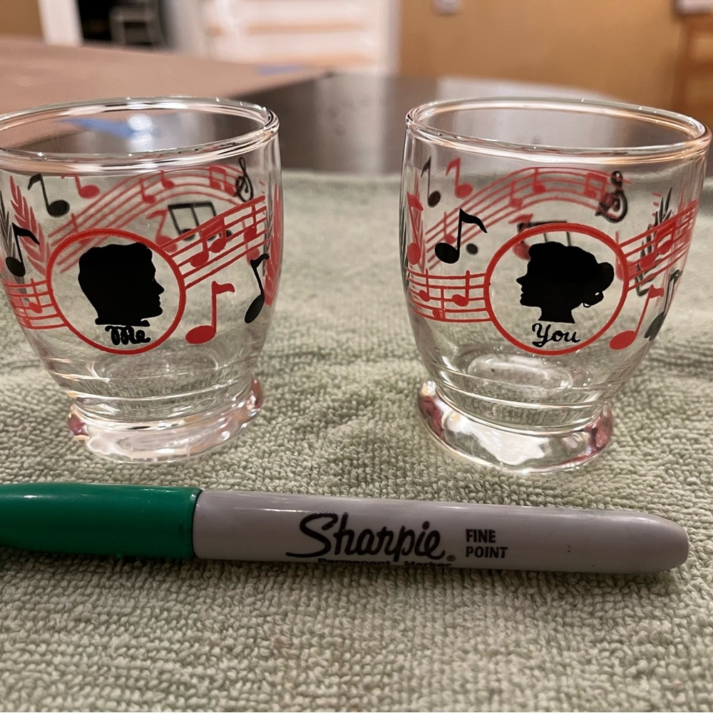 Red Musical Note Glass Set - Picture 3 of 3
